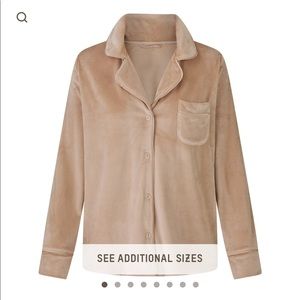 Skims velour sleep top color honey size small